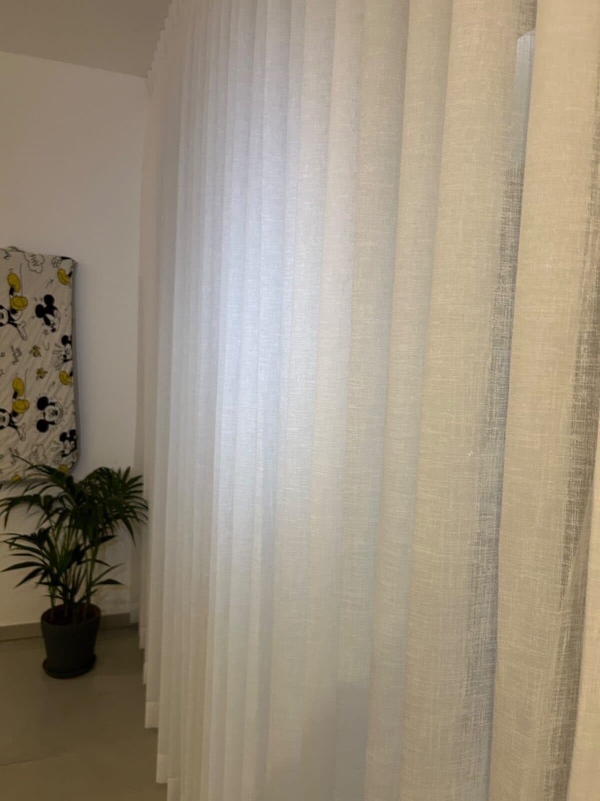 תקריב של מרקם בד דמוי פשתן עם אור עובר דרכו