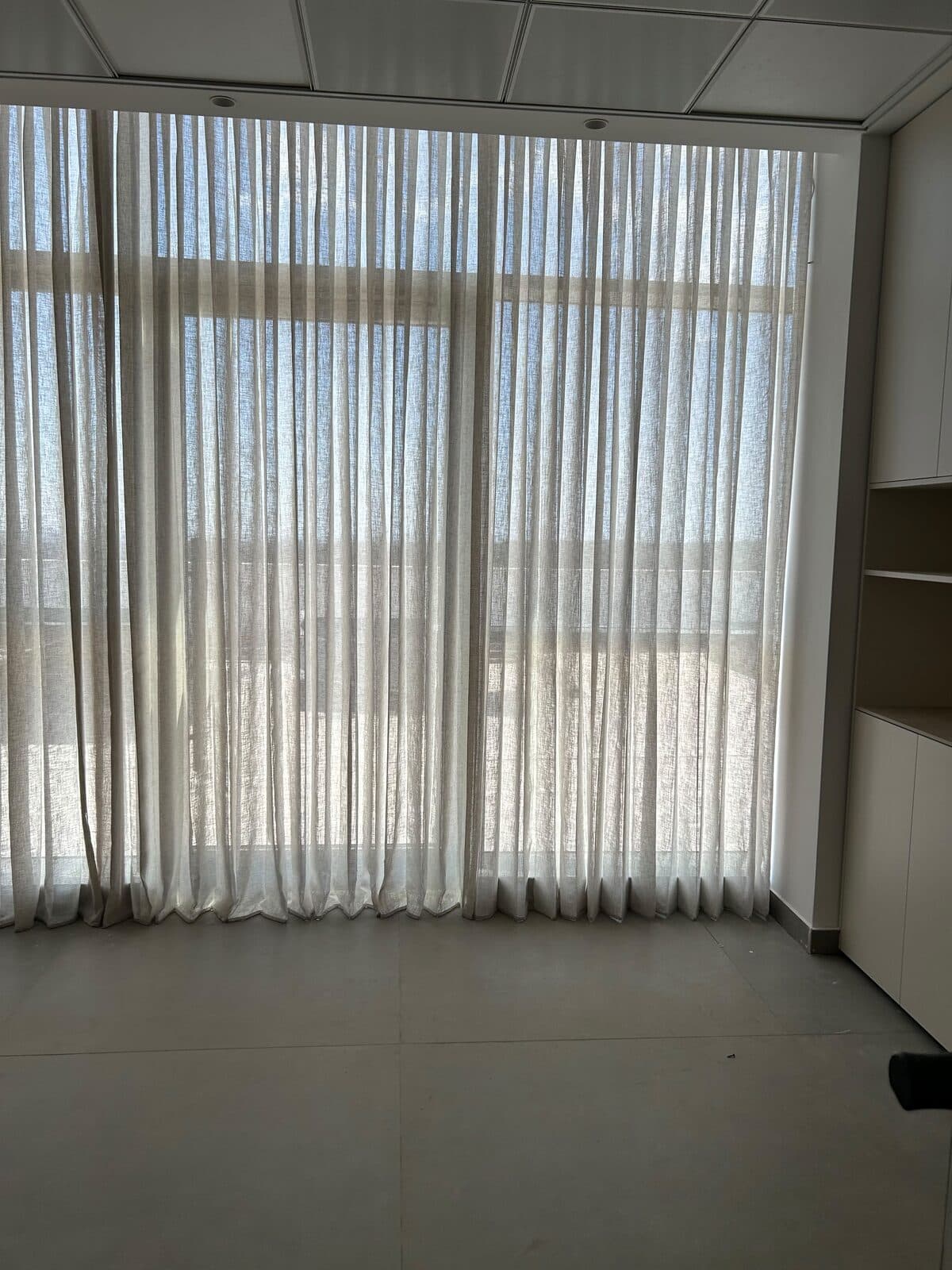 וילונות דמוי פשתן על קיר חלונות במשרד עם תקרה אקוסטית