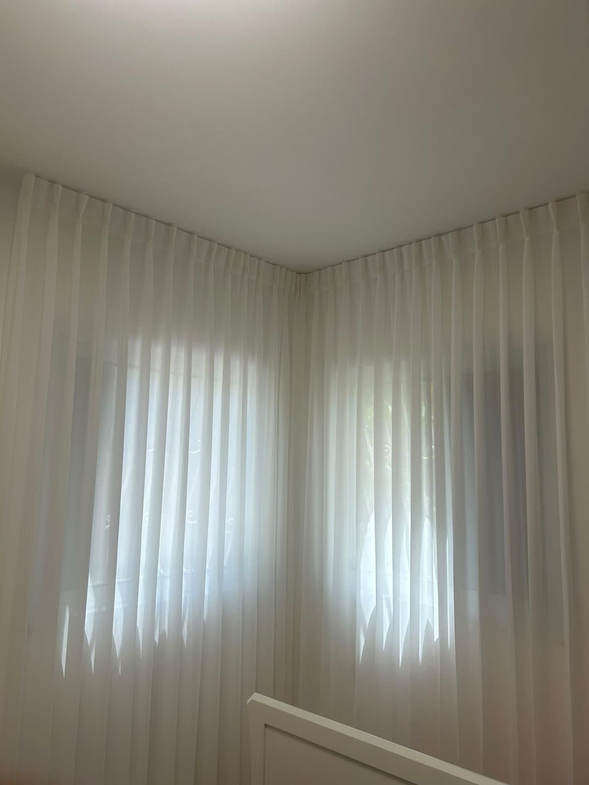 תקריב של וילון קרפ משי עם אור רך שעובר דרך הבד